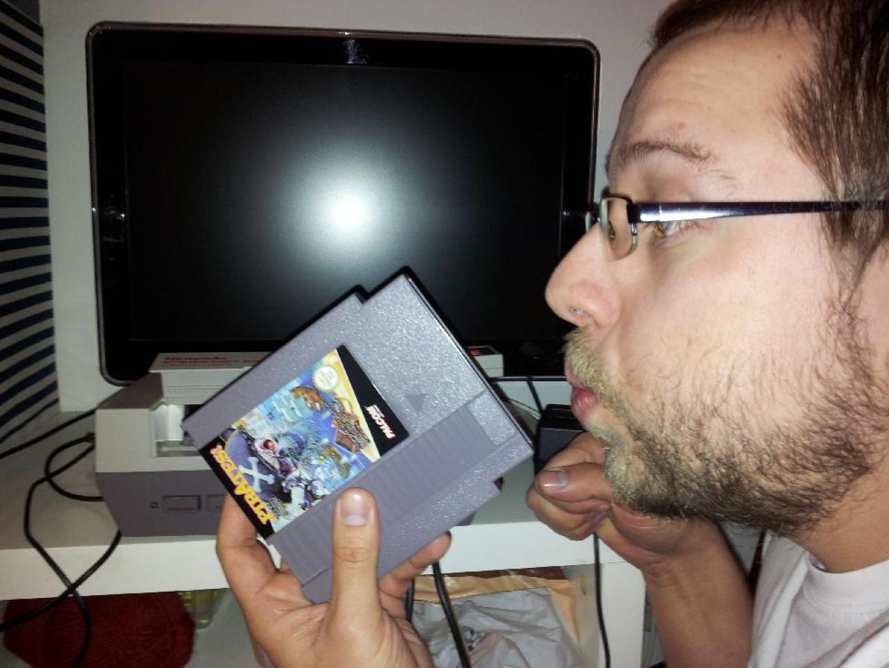 [03/07/2013] Die Spiele sauber pusten - Teilweise gab es Artefakte beim Zocken von NES- oder auch SNES-Spielen. Da half nur, vorn die Modulkontakte 