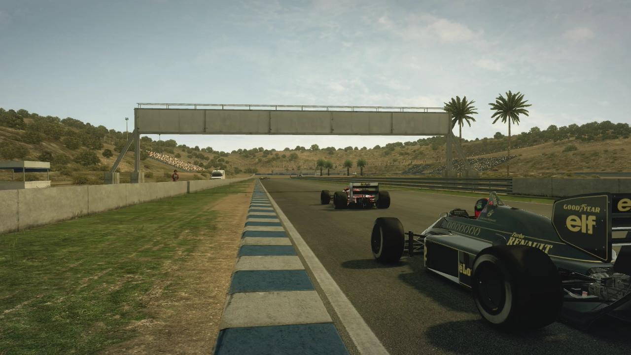 [30/09/2013] Klassiker: Hier beharken sich ein Ferrari und ein Lotus aus den 80ern in Jerez. Der Classic-Modus macht es möglich.