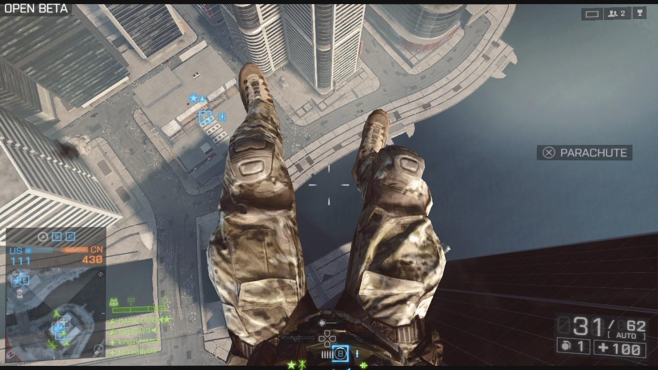 [02/10/2013] Vom Hochhaus in der Mitte der Map sind alle anderen Hausdächer mittels Fallschirm erreichbar.