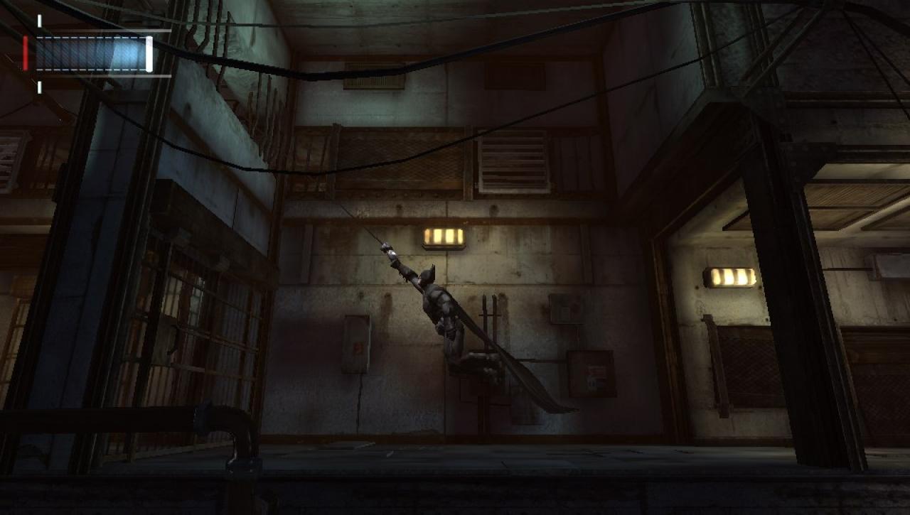 [28/10/2013] PS Vita: Auch Batmans Greifhaken ist wieder mit an Bord, mit dem er sich bequem an Ankerpunkten raufziehen kann.