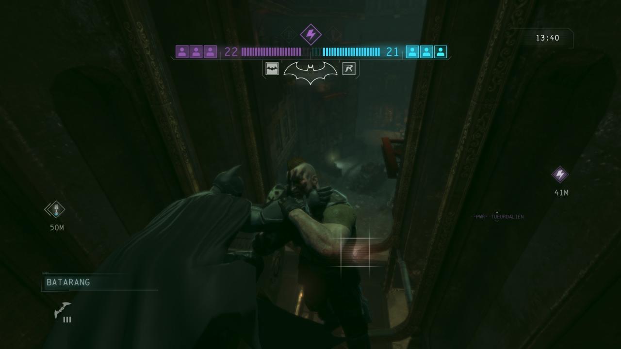 [29/10/2013] Multiplayer: In Gestalt von Batman knüpfen wir einen Gegner an einem Wasserspeier auf.