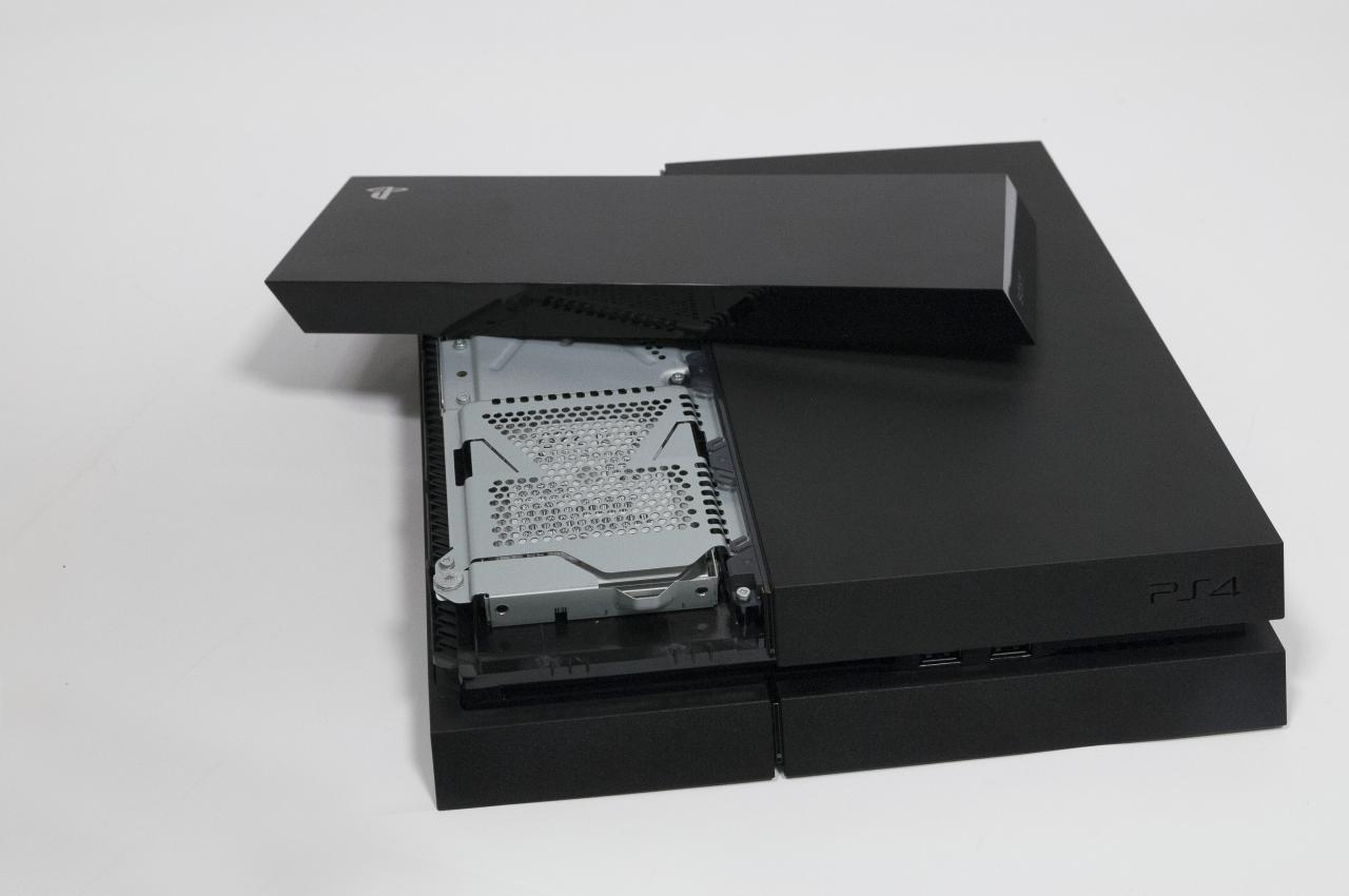 [21/11/2013] Der Festplattenschacht der Playstation 4 ist leicht zugänglich.