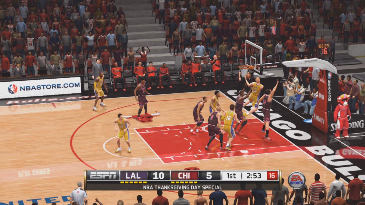 [28/11/2013] Dank ESPN-Lizenz sind die Original-NBA-Teams dabei. Classic-Mannschaften, europäische Vereine oder irgendein besonderes Drumherum sucht man jedoch vergebens. (PS4-Version)