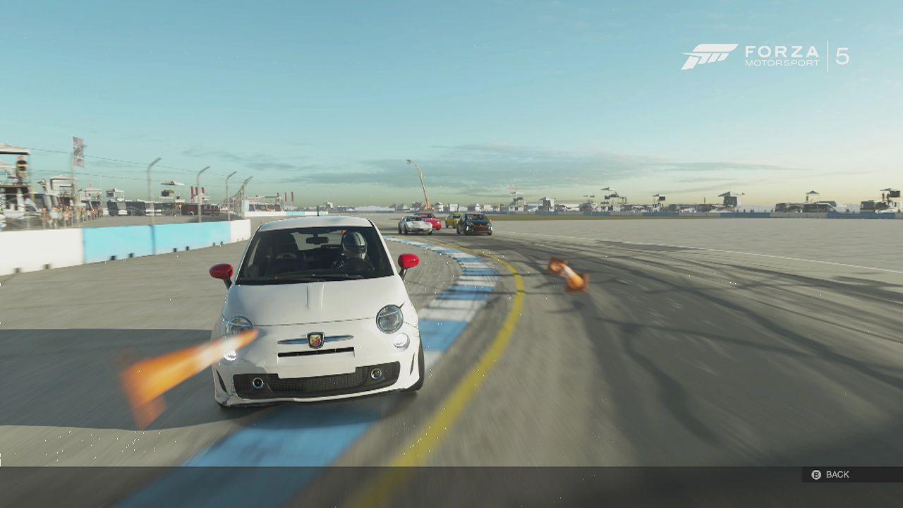 [20/11/2013] Forza Motorsport 5 im Test: Die Sportversion des Fiat 500 ist klein aber auf der Strecke ein echter Rabauke. Hier wirft er einfach ein paar Pylonen um. Böse!