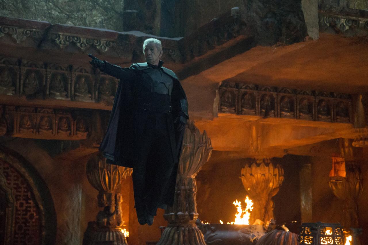 [20/05/2014] Magneto (Ian McKellan) schwebt so rum.