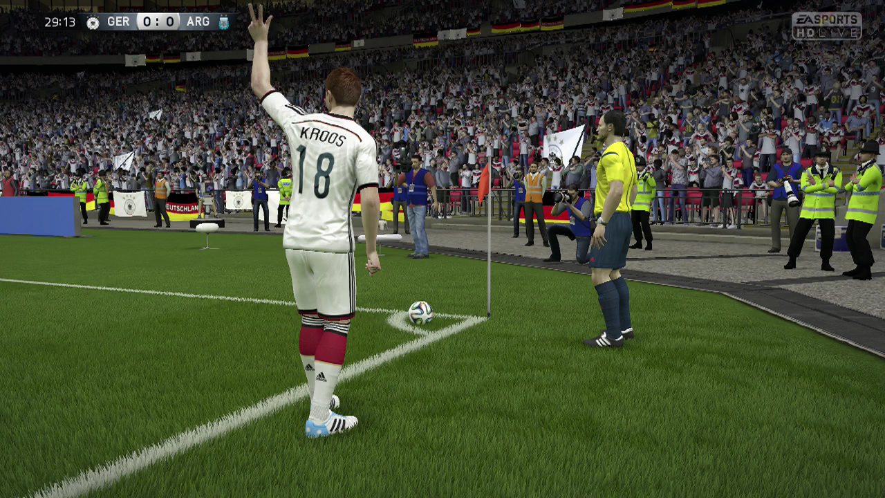 [23/09/2014] Wie schon im WM-Ableger lassen sich auch bei FIFA 15 taktische Anweisungen bei Eckbällen geben.