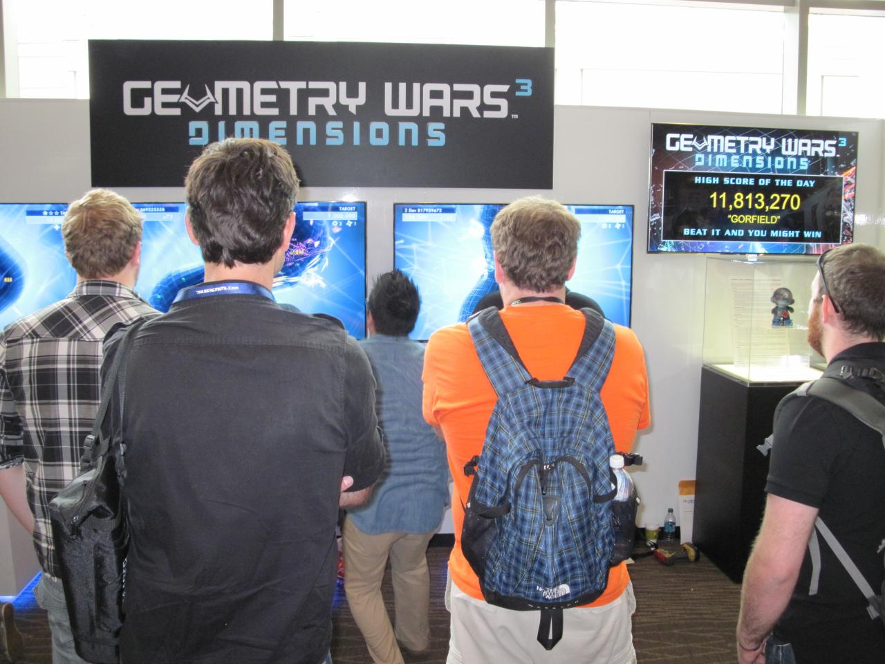 [12/09/2014] Auf der PAX-Messe in Seattle war Geometry Wars 3 erstmals anspielbar, High-Score-Wettbewerb inklusive.