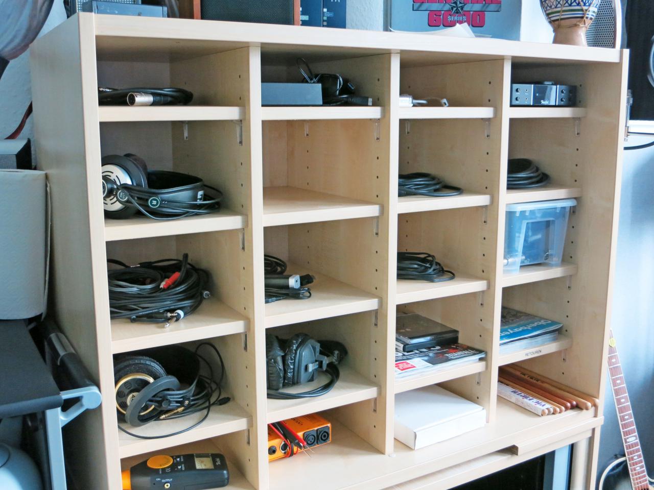 [03/12/2014] Das passende Equipment: In den Schränken von Stefans Büro stapeln sich Mikrofone und Instrumente.