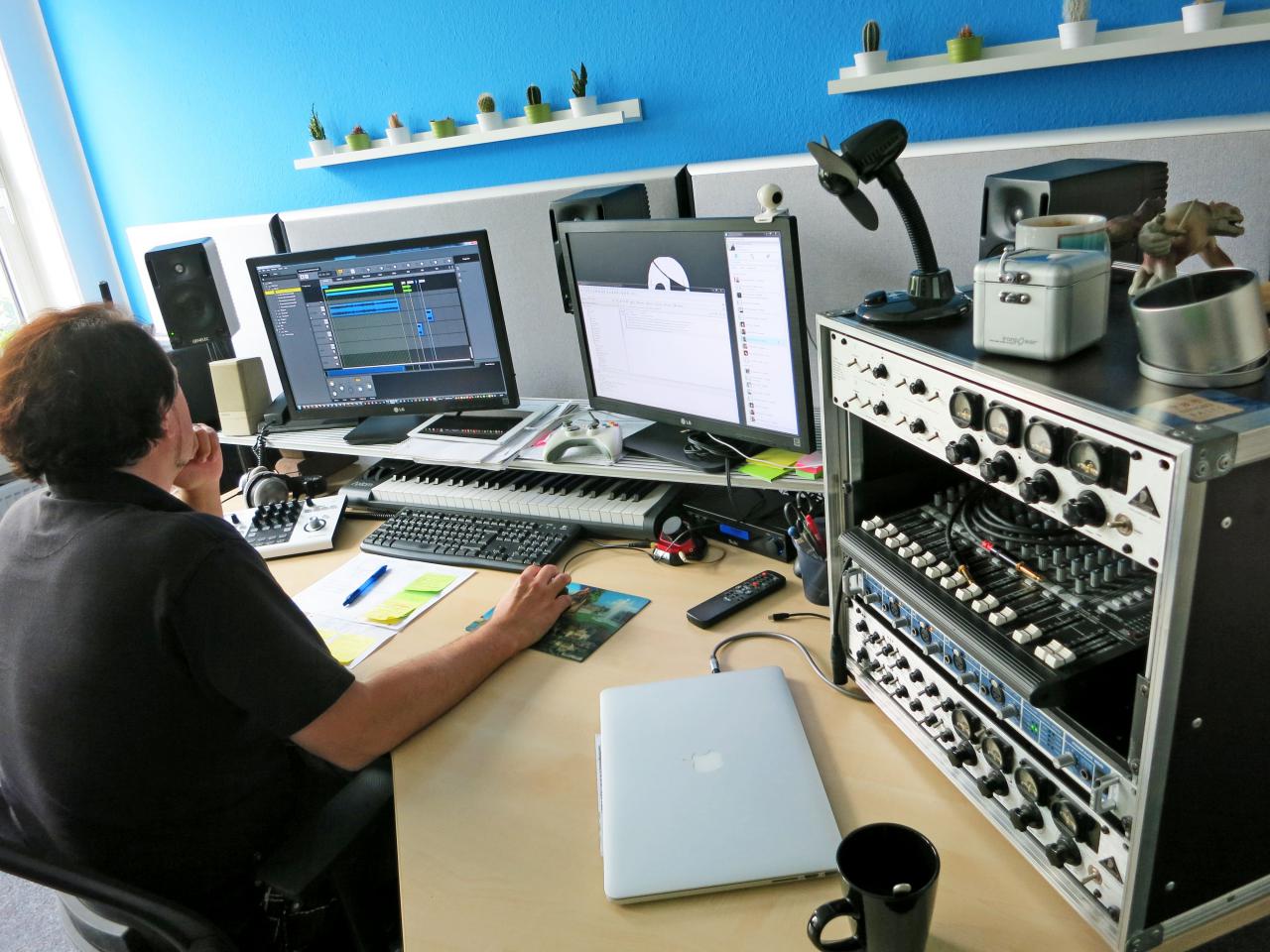 [03/12/2014] Bei der Arbeit: Mit dem Profi-Programm F-Mod weist Randelshofer Ereignissen im Spiel Geräusche zu, legt Übergänge fest und bestimmt das Einsetzen der Musik.