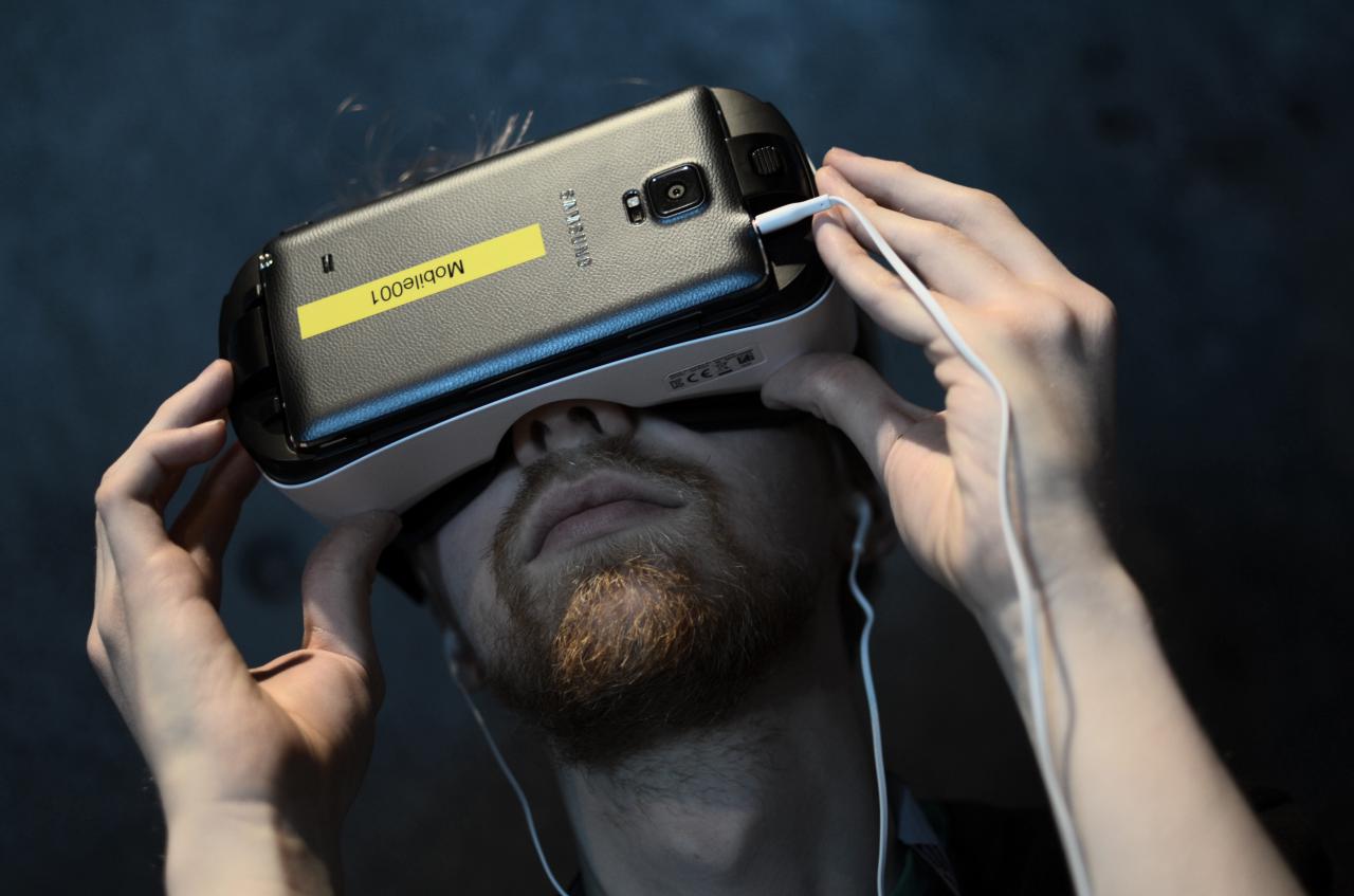 [24/03/2015] Als Bildschirm dient ein Samsung Galxy S5 beziehungsweise das nächste Modell S6.