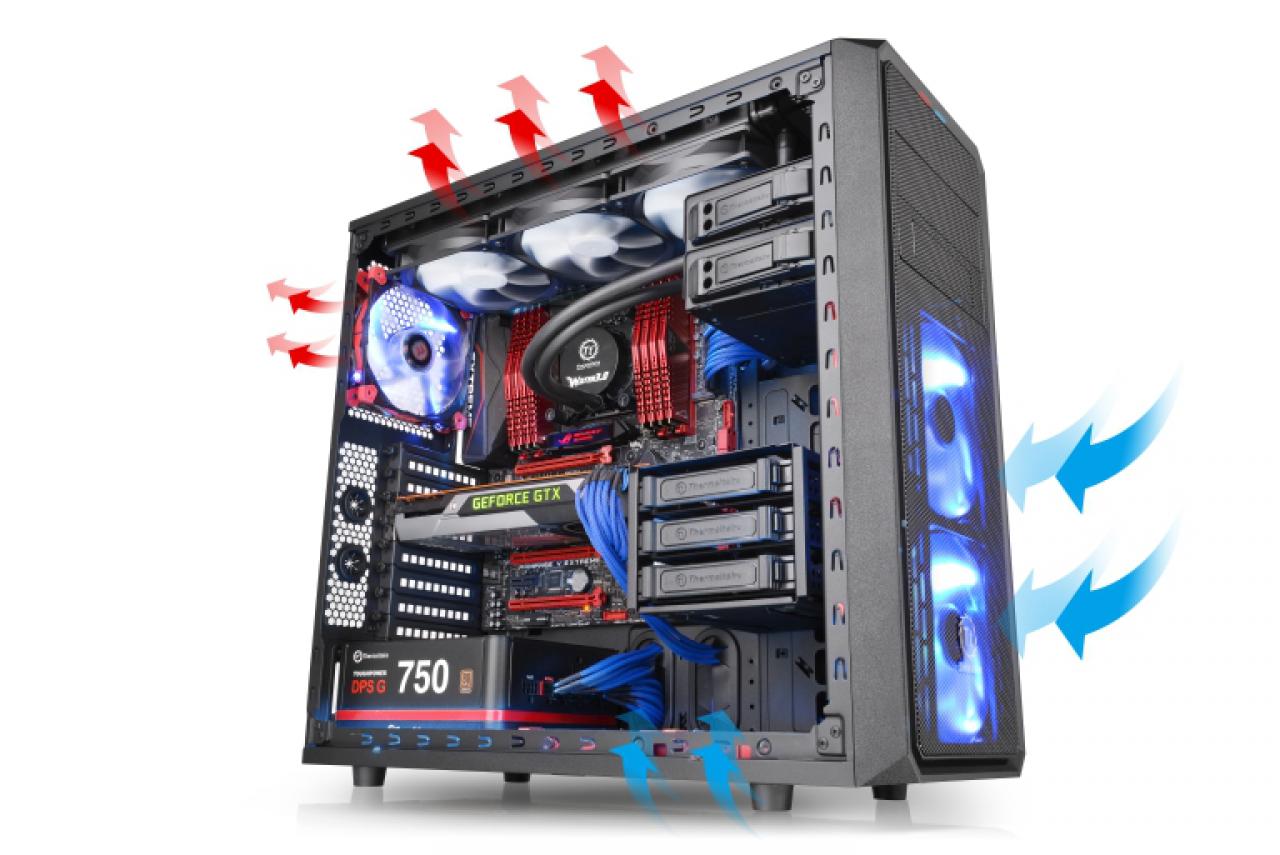 [24/03/2015] Dies ist bereits ein eher aufwändiger Luftstrom am Beispiel eines Thermaltake Versa H35-Gehäuses. Die oberen Lüfter sind in aller Regel nicht nötig, die Luft von unten wird allein durch den Druckunterschied angesaugt.