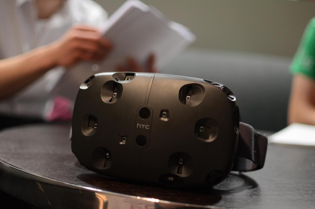 [13/06/2015] Durch die freie Bewegung im Raum erinnert HTC Vive noch am ehesten an Holodecks. Alle anderen Systeme zwingen einen zum ruhigen Sitzenbleiben.