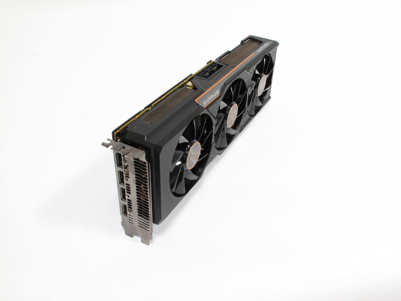 [09/07/2015] Die AMD Fury X, hier eine Sapphire, nutzt HBM-Speicher.
