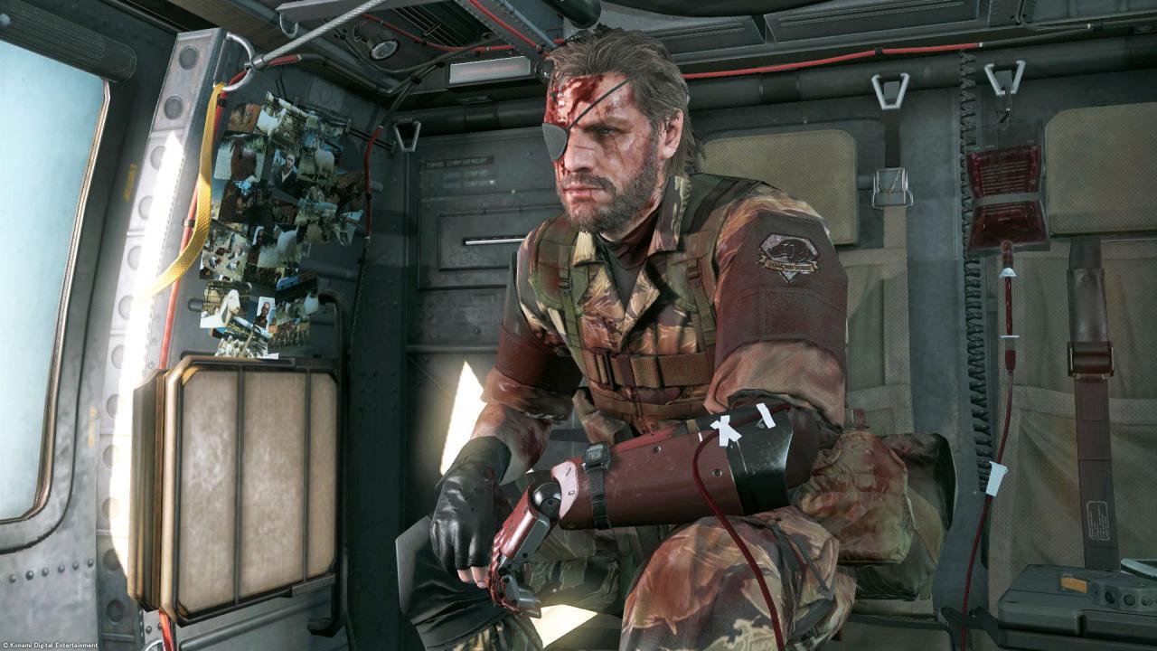 [24/08/2015] Chefsache: So fit wie hier auf dem Bild sieht Big Boss alias Snake alias John zu Beginn des Spiels nicht aus. 9 Jahre Koma sind wahrlich kein Zuckerschlecken.