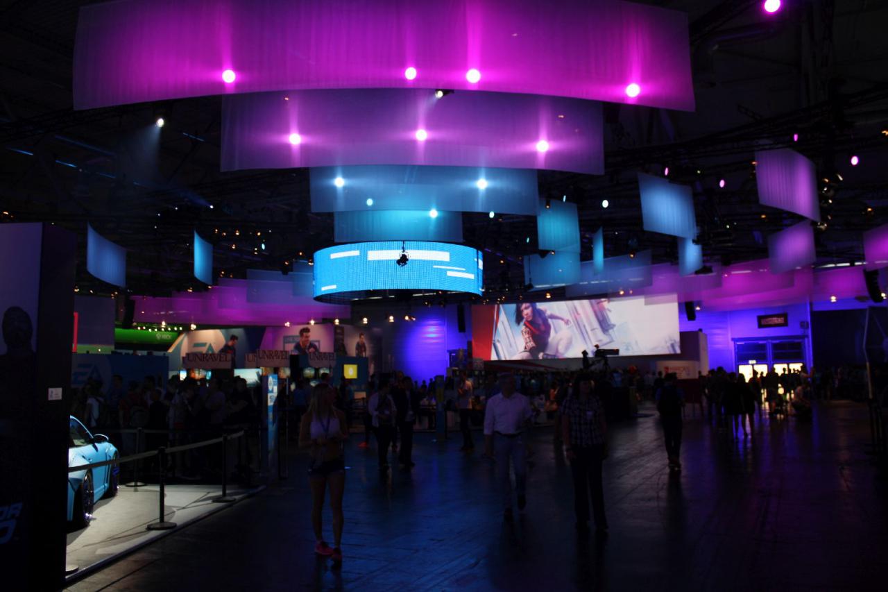 [06/08/2015] Gamescom 2015 - Weitere Bilder zeigen euch die Messestände samt Warteschlangen. (14)