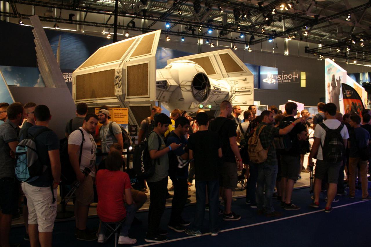 [06/08/2015] Gamescom 2015 - Weitere Bilder zeigen euch die Messestände samt Warteschlangen. (19)