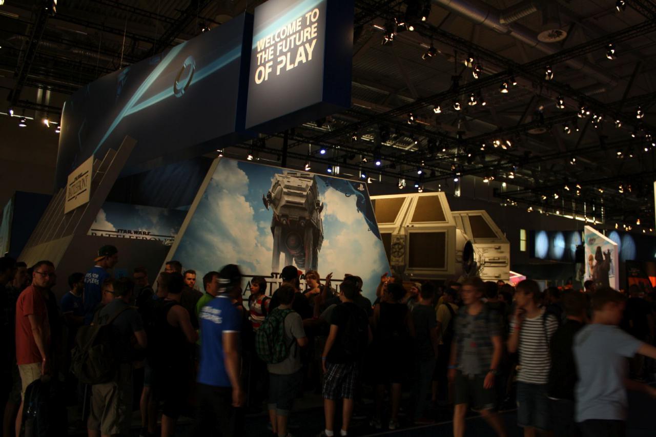 [06/08/2015] Gamescom 2015 - Weitere Bilder zeigen euch die Messestände samt Warteschlangen. (21)