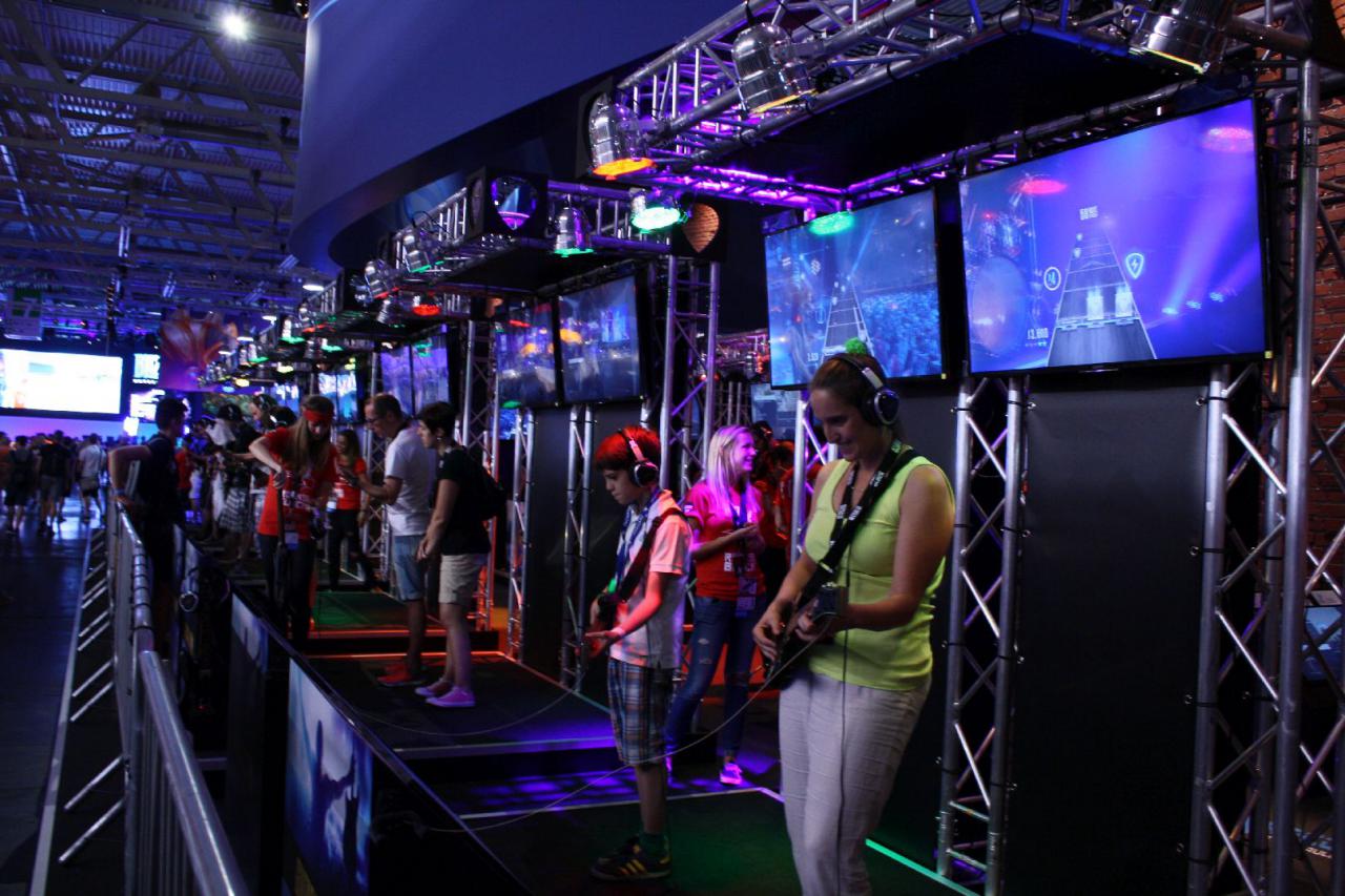 [06/08/2015] Gamescom 2015 - Weitere Bilder zeigen euch die Messestände samt Warteschlangen. (22)