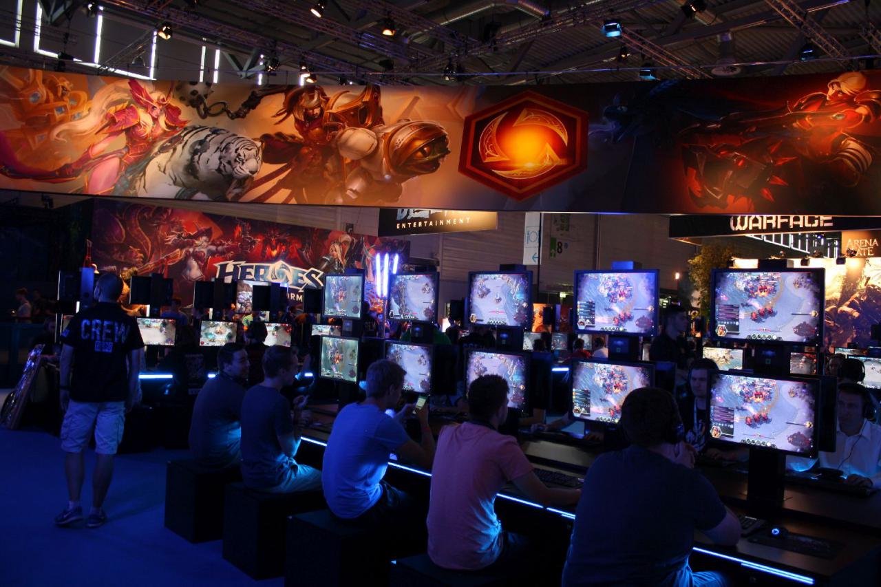 [06/08/2015] Gamescom 2015 - Weitere Bilder zeigen euch die Messestände samt Warteschlangen. (30)