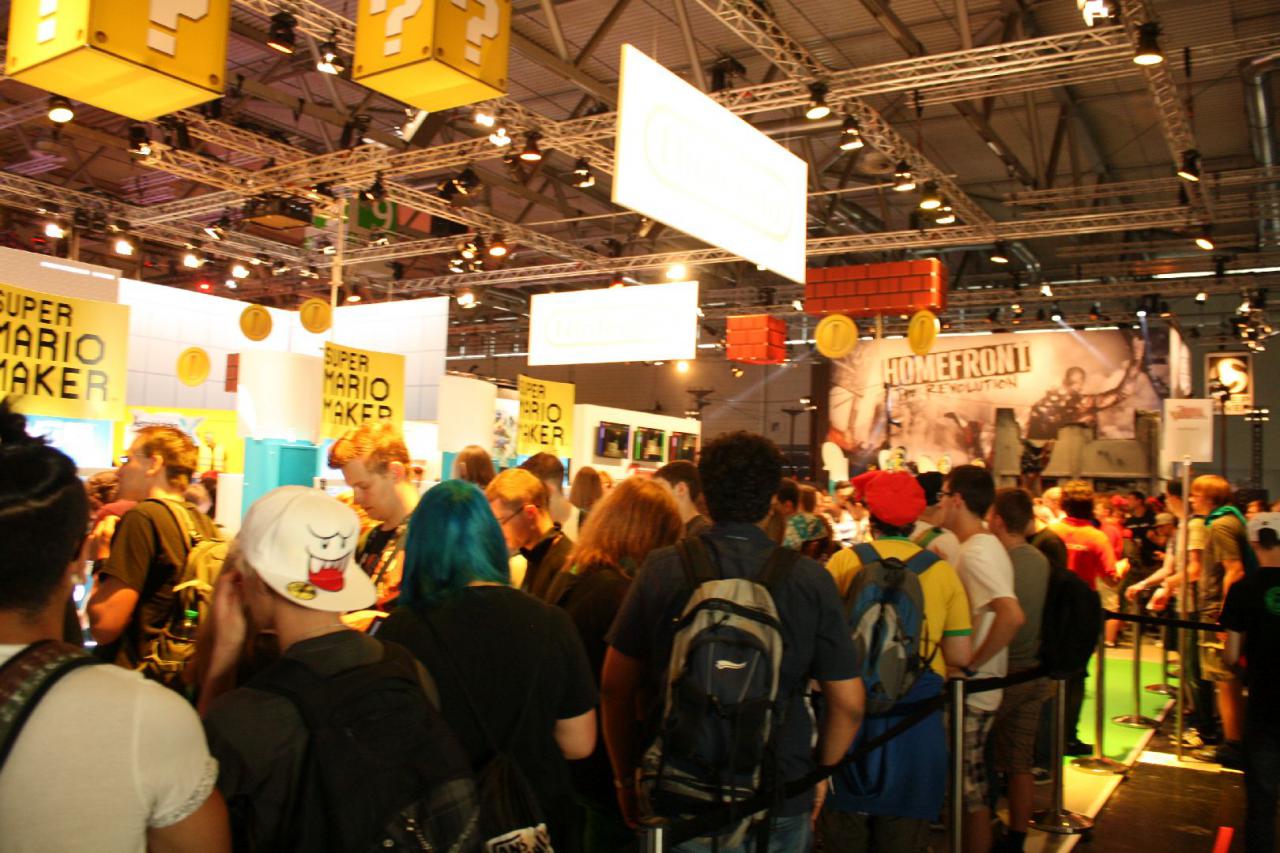 [06/08/2015] Gamescom 2015 - Weitere Bilder zeigen euch die Messestände samt Warteschlangen. (35)