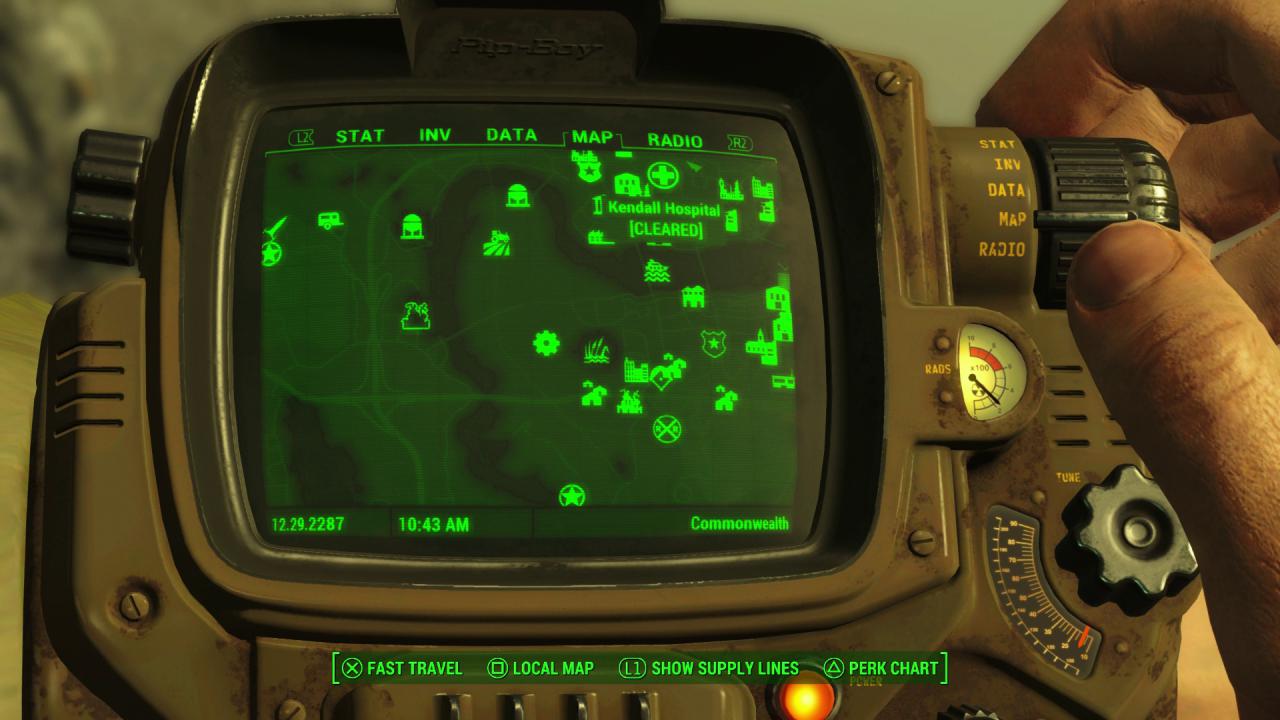 [09/11/2015] Wir beginnen unser Abenteuer links oben auf der Karte in Vault 111 - je weiter wir nach Süden vorstoßen, desto kniffliger wird's. (PS4)