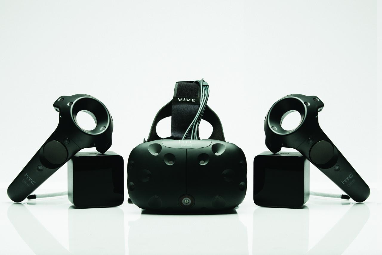 HTC Vive, Sensoren und zwei Bewegungscontroller.