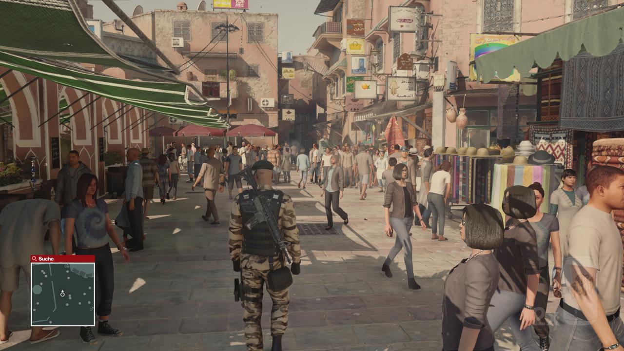 Als Elitesoldat verkleidet bleibt ihr weitestgehend unbehelligt auf den Straßen von Marrakesch.