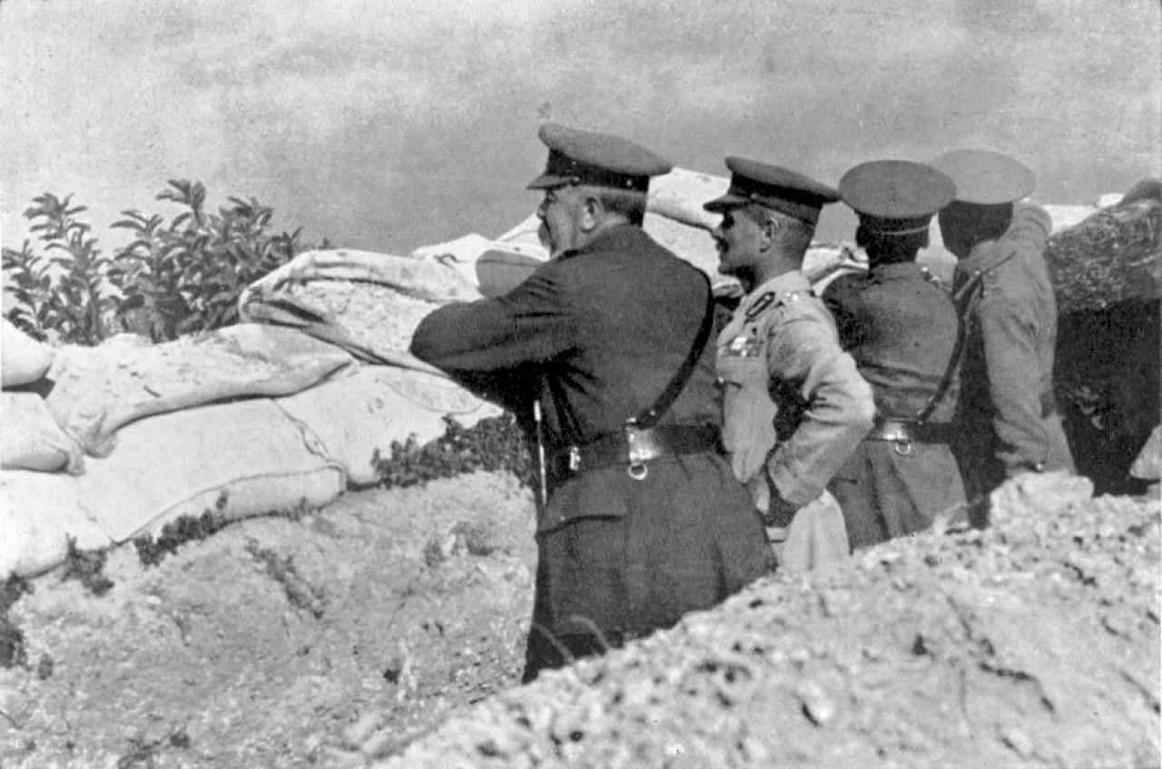 [23/06/2016] Der britische Feldmarschall Lord Kitchener (links im Bild) inszipiert die Front bei Gallipoli.