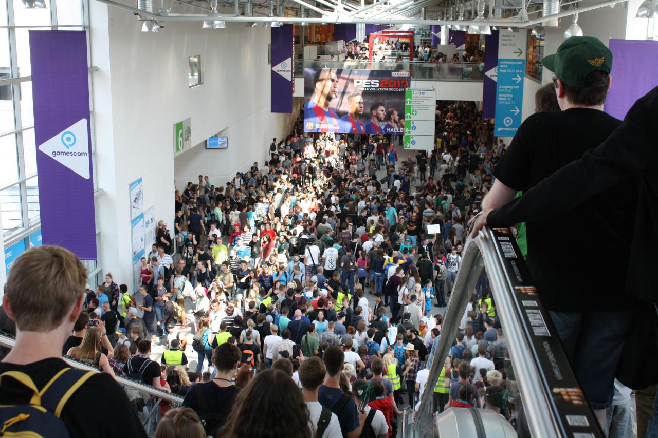 [18/08/2016] Ein lange bekannter Flaschenhals der Gamescom-Hallen: die Treppe.