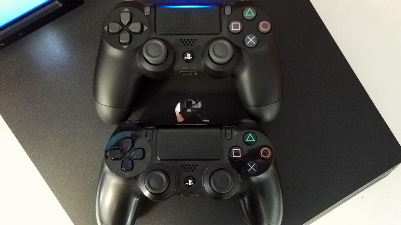 [10/11/2016] Der dezent überarbeitete PS4 Pro und Standard-Controller im Vergleich. Auffällig: Die neue Lichtleiste vorn. D-Pad, Buttons und Analogsticks sind nun farblich durch einen Grauton hervorgehoben.