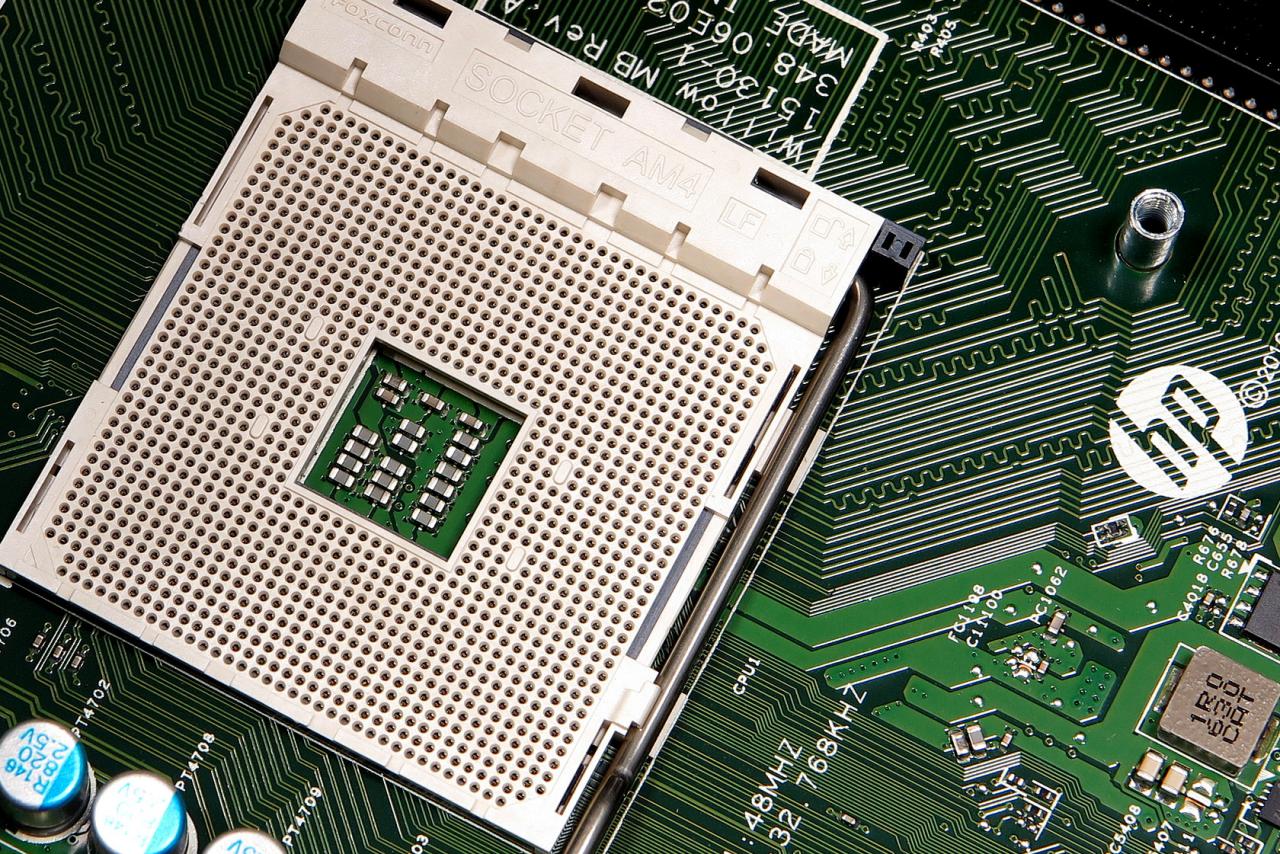 [21/12/2016] Ein Sockel AM4 für AMD-CPUs - rechts an der Seite ist der Arretierungs-Hebel zu sehen.
