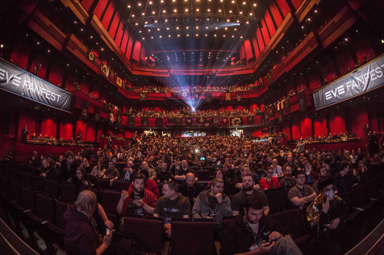 [11/04/2017] Vor allem bei den wichtigen Keynotes füllte sich der zentrale Saal der Harpa-Konzerthalle schnell. An den Emporen zu sehen: Die Banner der einzelnen Eve-Allianzen.