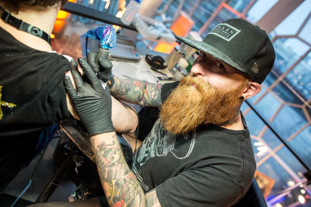[11/04/2017] Na, traust du dich? Wer mochte, konnte sich direkt auf dem Event Eve-Tattoos stechen lassen.