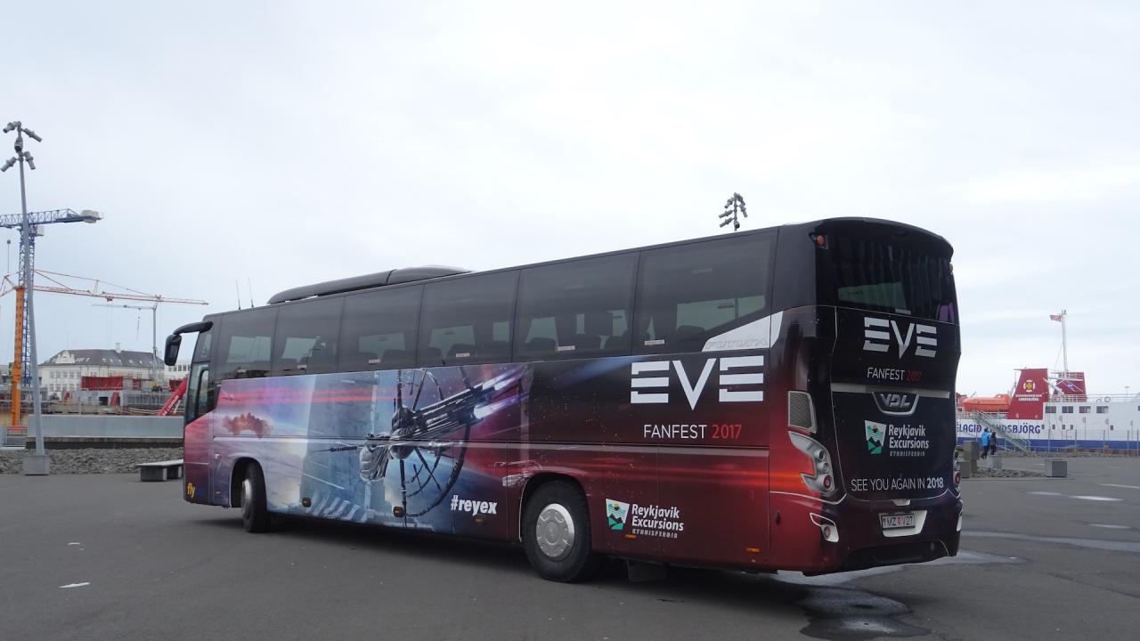 [11/04/2017] Toller Service: Dieser todschicke Eve-Bus holte Fans unter anderem vom knapp 50 Kilometer entfernten internationalen Flughafen südlich von Reykjavik ab.