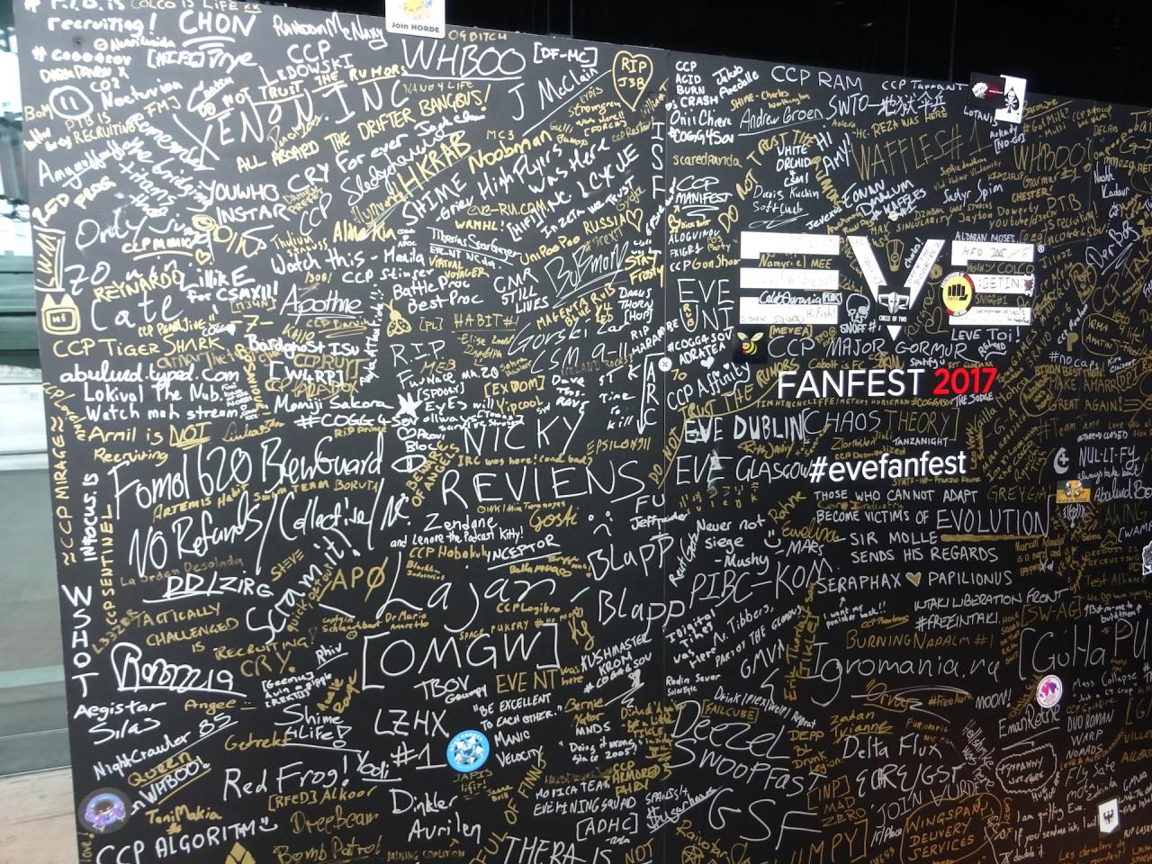 [11/04/2017] Auf dieser Unterschriftenwand konnte sich jeder Veranstaltungsteilnehmer verewigen. PC Games hat natürlich auch signiert.