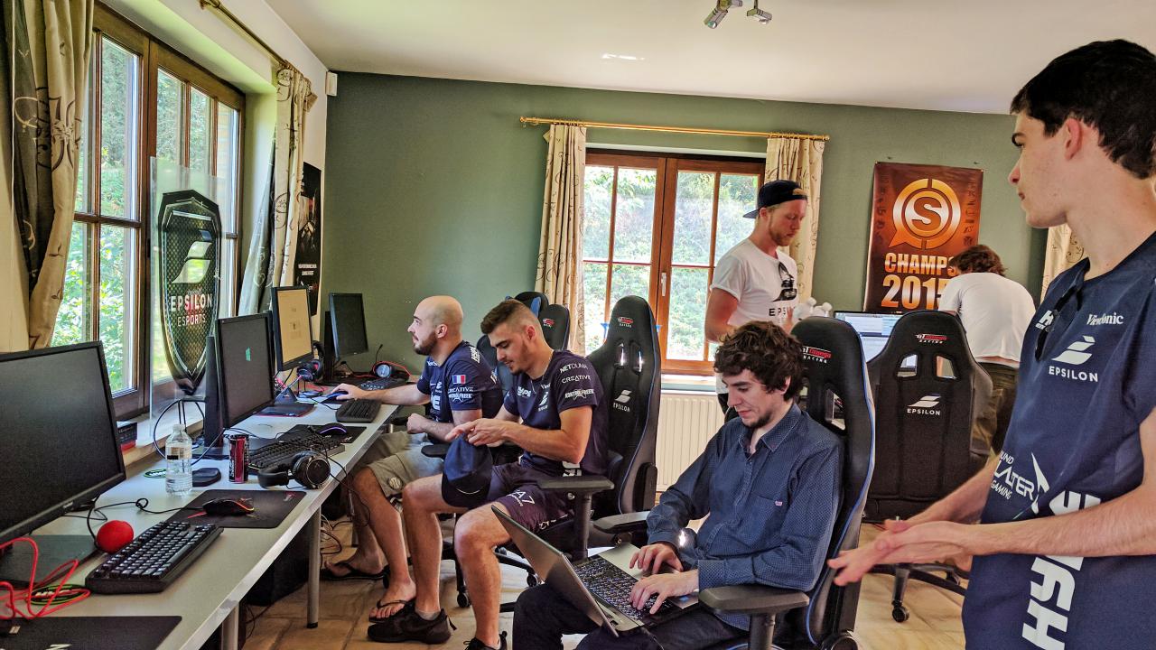 [20/07/2017] Das Wohnzimmer ist Dreh- und Angelpunkt des Bildschirmtrainings. Alle Teammitglieder sitzen hier zusammen.