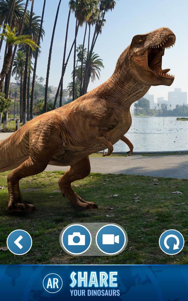 [27/03/2018] Jurassic Park: Alive soll noch im Sommer 2018 erscheinen und will im wahrsten Sinne des Wortes in die Fußstapfen von Pokémon GO treten. Dass die Saurier so gut aussehen wie auf diesem Screenshot, wagen wir allerdings zu bezweifeln. (Quelle: Universal)