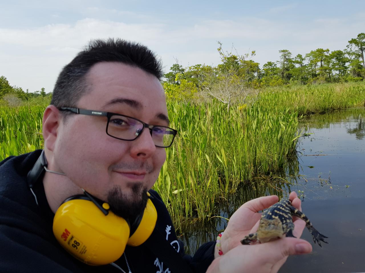 [16/04/2018] Als er am Tag nach WrestleMania mal nicht „arbeiten“ muss, macht Chris eine Alligator-Tour durch die Sümpfe von Louisiana