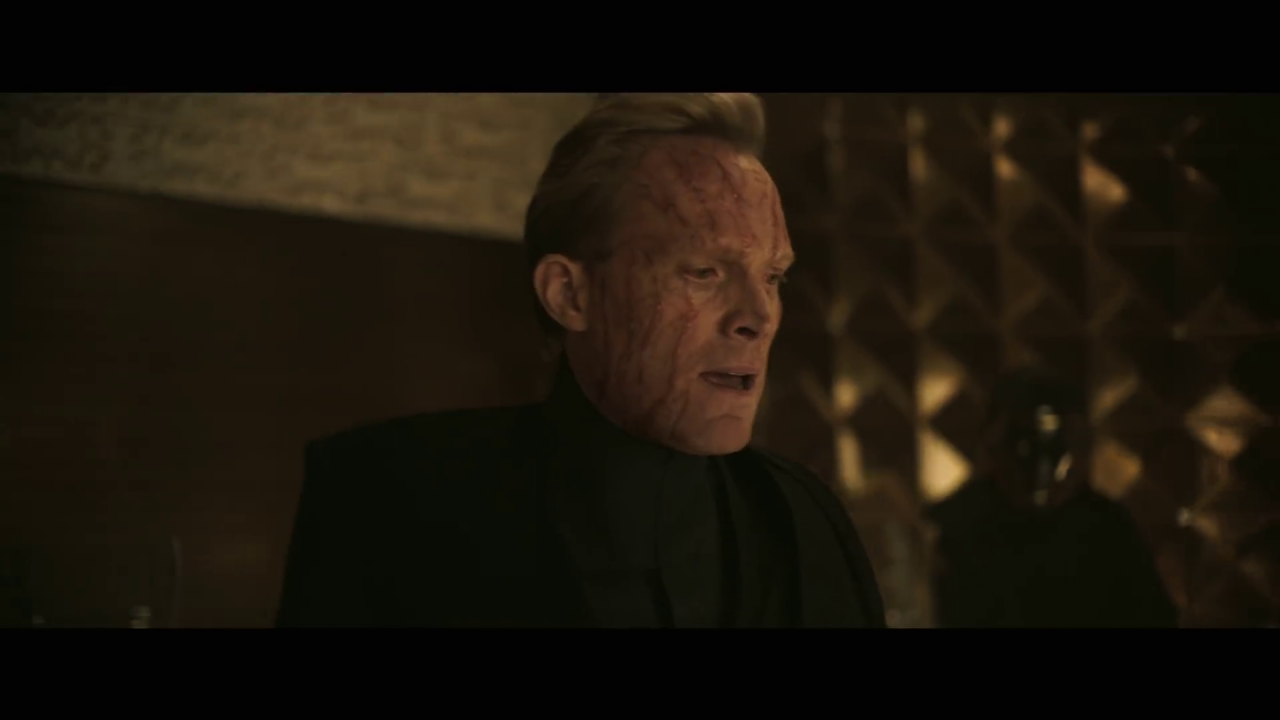 [13/04/2018] Dryden Vos ist ein Verbrecher-Lord, der einen großen Raubzug plant, in den sich in der Folge auch Beckett, Han und Qi'ra verwickeln lassen. Sein Charakter wurde durch die Reshoots mit Ron Howard neu besetzt und umgeschrieben.