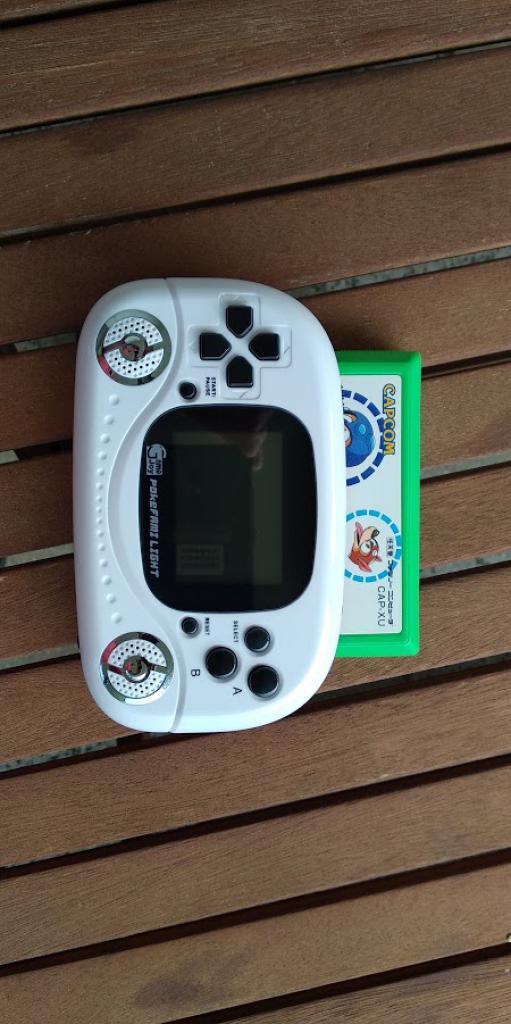 [29/06/2018] Auch in Japan sind Klonsysteme zu bekommen: Direkt im berühmten Super Potato in Akihabara wurde das Poke Fami Light für umgerechnet etwa 30 Euro angeboten – der Handheld mit beleuchtetem Farbbildschirm spielt originale NES-Module.&nbsp;
