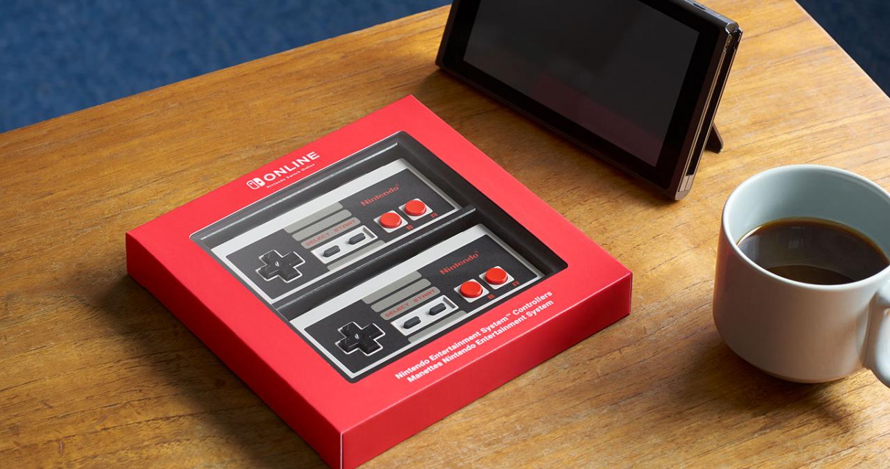 Auf dem Bild ist ein Tisch mit einer Tasse Kaffee, einer Nintendo Switch im Tisch-Modus sowie einer Packung mit zwei neu aufgelegten NES-Controllern zu sehen.