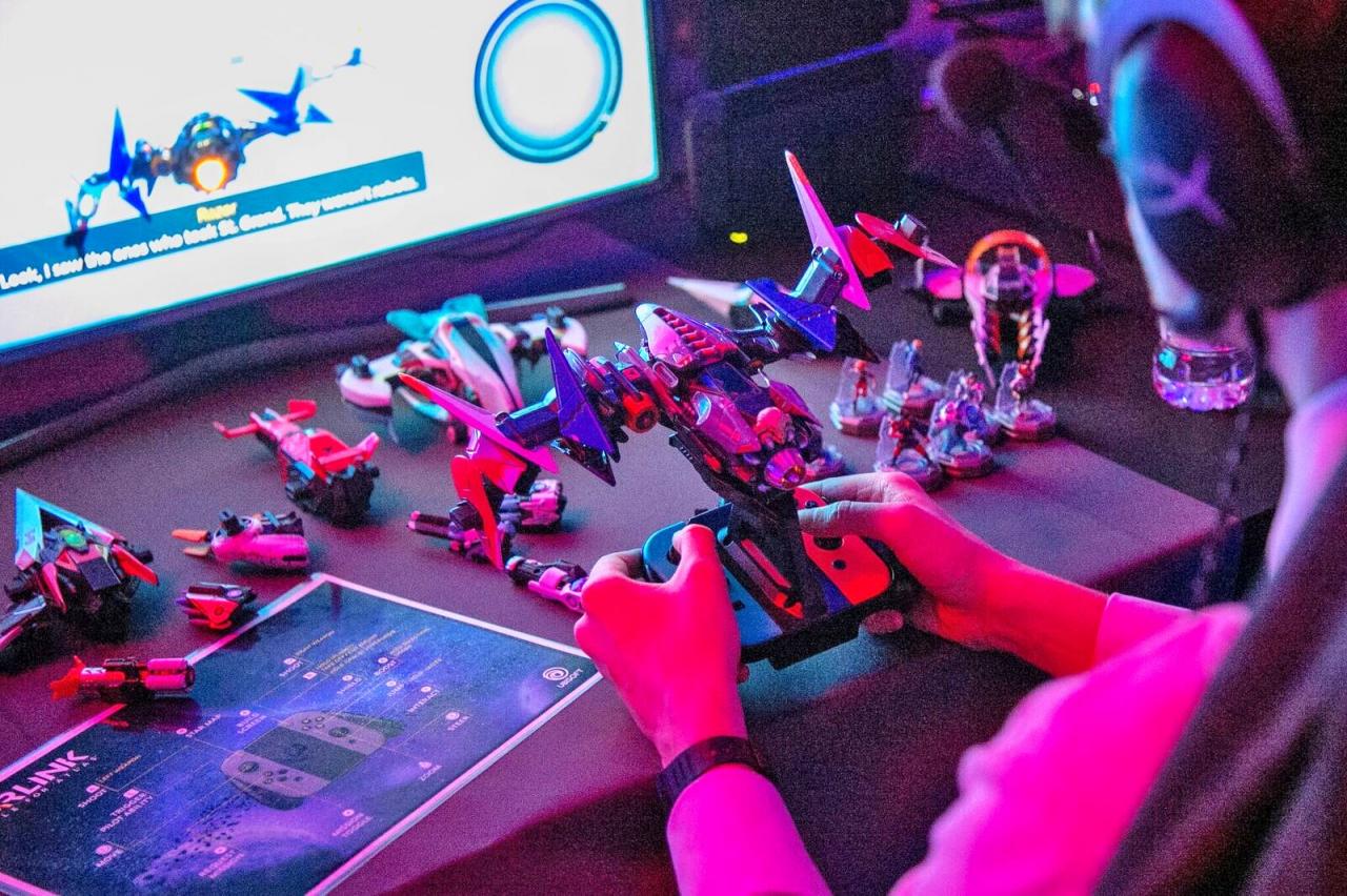 Die Spielzeugraumschiffe klipst ihr mit einer Halterung direkt an den Controller. Das sieht klobig aus, ist aber selbst nach ein paar Stunden nicht anstrengend.