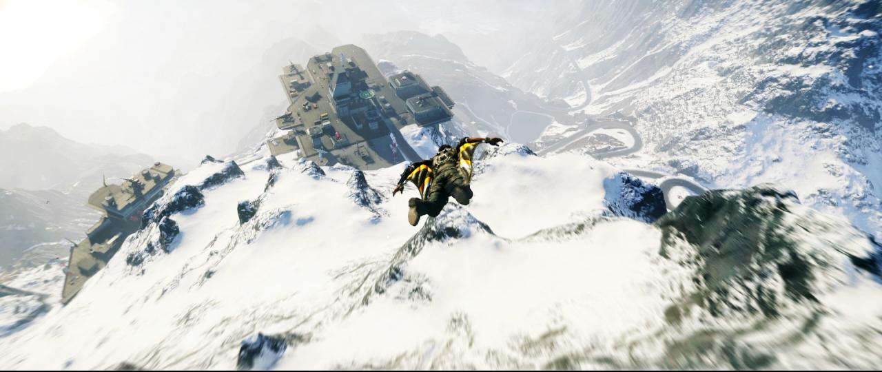 Rico fliegt mit WIngsuit in einer Schneelandschaft
