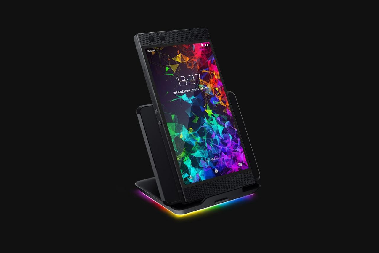 [30/11/2018] Auch der Stromspender des Razer Phone 2 lässt sich stylisch über eine drahtlose Ladestation wieder auffüllen.