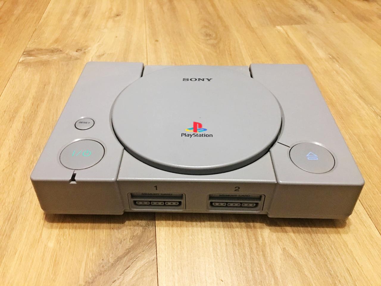 Zunächst sollte die Playstation nur ein CD-Laufwerk für Nintendos SNES werden. Als Nintendo die Zusammenarbeit beendete, fühlte sich Sony in der Ehre verletzt und brachte eine eigene Konsole mit auf den Markt – natürlich mit dem Namen Playstation.&nbsp;