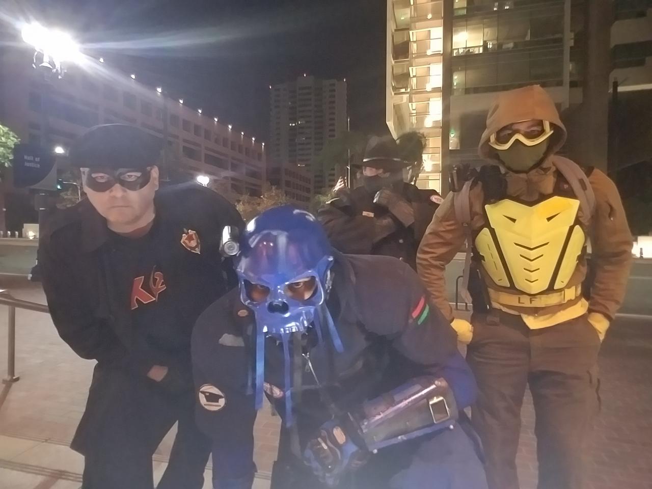 [21/12/2018] Auf Patrouille: Hombre Obscuro, The Grim, Midnight Highwayman, Lightfist (v.l.n.r.) von der Xtreme Justice League