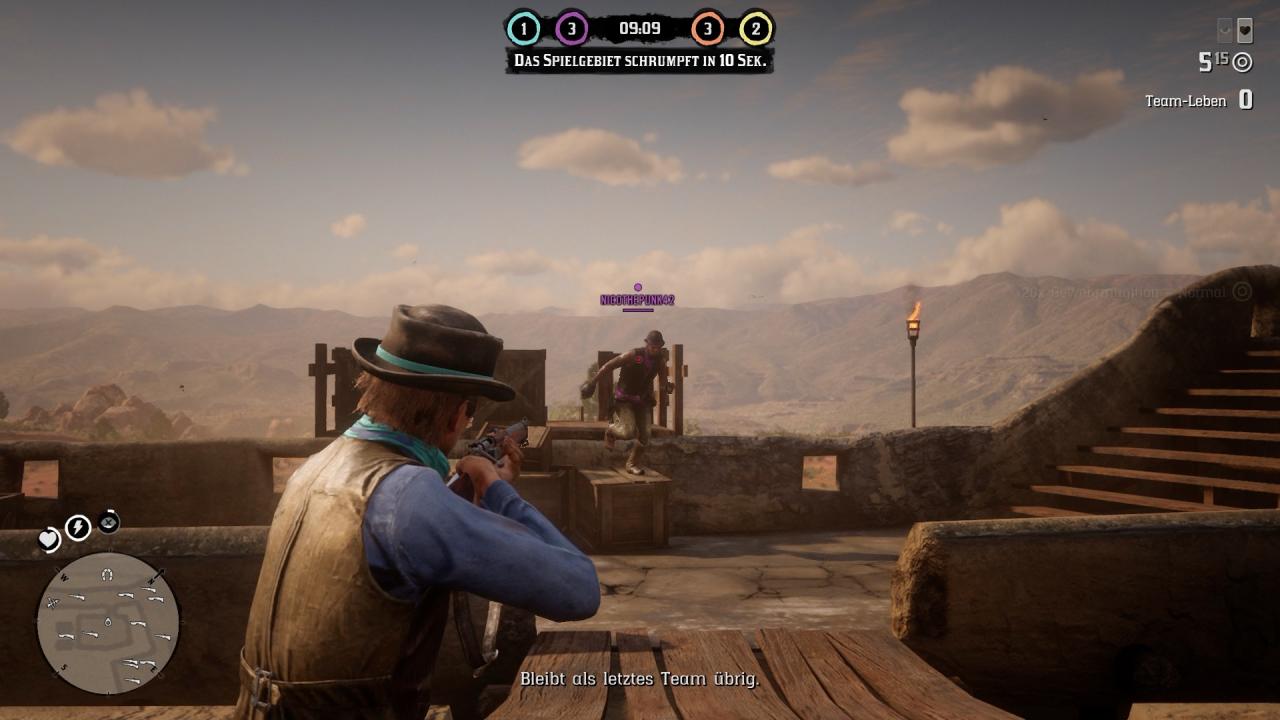 Ein gegnerischer Spieler kommt gerade eine Leiter hochgeklettert und flieht nun vor einem Mann mit Gewehr.