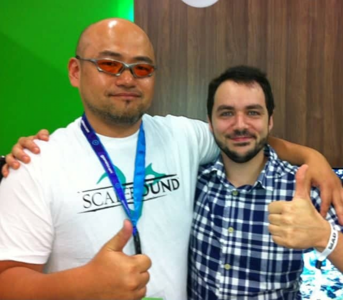 [22/01/2019] Hideki Kamiya, hier mit einem lästigen Fanboy, arbeitete beim ersten Resi noch als System Planner. Für den zweiten Teil zeichnete er als Director verantwortlich. 