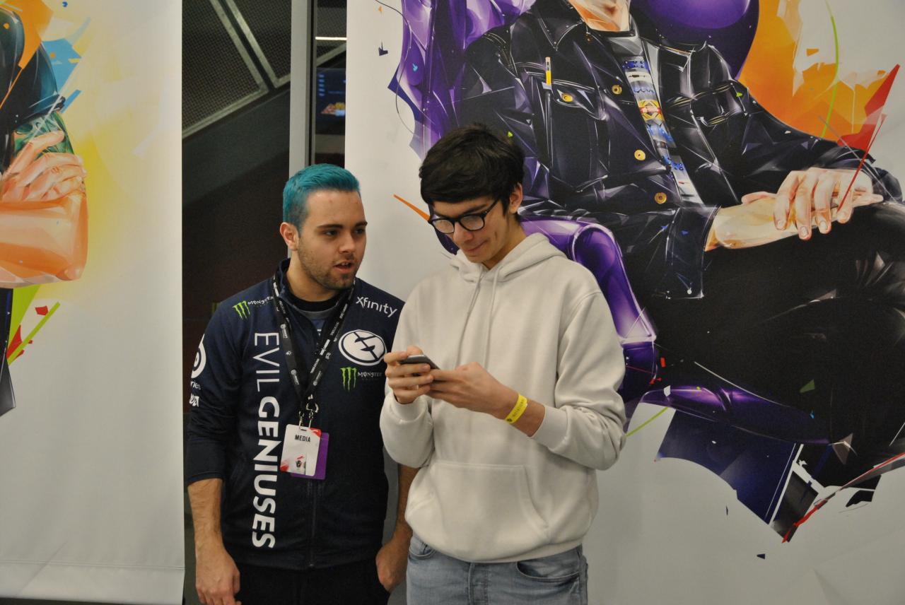 [28/02/2019] Auf dem Six Invitational 2019 konnten Fans sich mit berühmten E-Sportlern unterhalten. Hier im Bild: Troy 