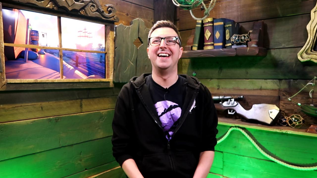 [17/04/2019] Für die Entwickler stand von Anfang an fest, dass sie in engem Kontakt mit der Community stehen wollen. Deshalb bauten sie schon früh ein Studioset für Entwicklertagebücher und Videoansprachen. Design Director Mike Chapman fühlt sich in der Rare-eigenen Taverne sichtlich wohl.